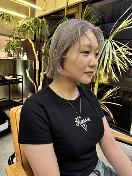 ネルケ 立川(nelke) ミニボブミルクティーベージュカラーワイドバング耳掛けブリーチ