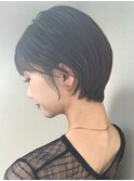 丸みショートマッシュコンパクト黒髪ベージュショート前髪あり