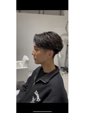 ミリ(milli Produce by ITAKURA) センターパートフェザーパーマ