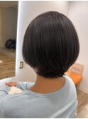 丸みシルエットの大人レイヤーショートボブ