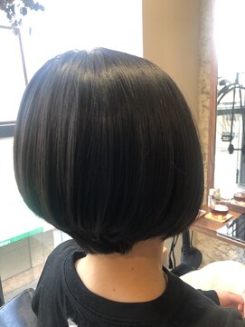 ジュエ (jouer) 20代30代40代人気前下がりショートボブステップボーンカット