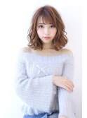 ふんわりしたラフウェーブで柔らかい女性を演出