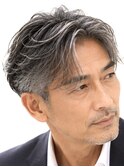 色気あるイケおじシルバーメッシュヘア