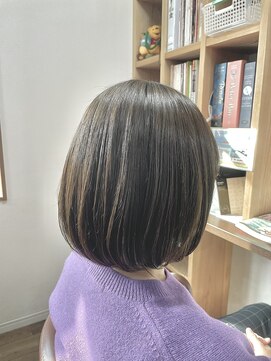 クネア(kunea) カーキーグレージュ/透明感/グレージュカラー/マニッシュボブ