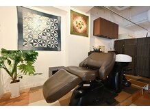 シャンプーブースの壁には、パッチワーク（季節替わり）