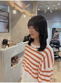 サイドバングとくびれミディアムと艶っぽ暗髪