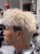 オーシャントーキョー 神戸(OCEAN TOKYO KOBE)&nbsp;ホワイトブロンドツーブロックスパイキーショートウルフ