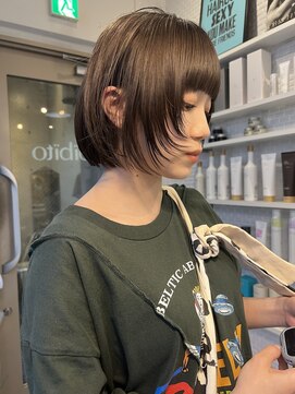 ビビト(bibito) bibito ボブウルフ　顔まわりレイヤー　切りっぱなしボブ