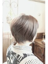 ヘアーメイクフィール アンド アール(Hair Make feel and R)&nbsp;アッシュブラウン系のボブスタイル