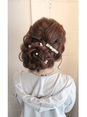 編み込みボリュームシニヨンヘアスタイル
