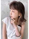 リラックス感の束感のあるカールと大人の女性のくみあわせ