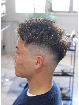 ハングアウト(Hangout) バーバースタイル/フェードカット/フェザーアップ/刈り上げ