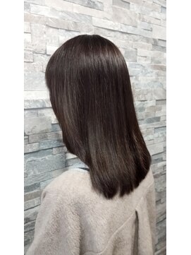 大人女性のツヤサラセミロング