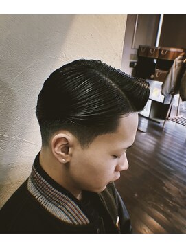 ヘアークリエイ トポライトウィロー 烏丸(Hair Create Polite willow) ローフェード クラシックサイドパートスタイル