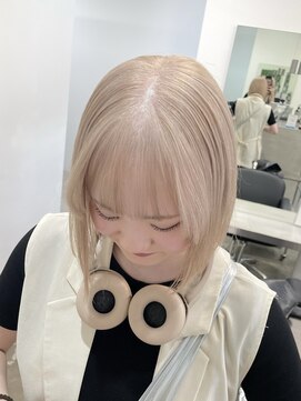 ジーナ オモテサンドウ(XENA) ホワイトベージュ×ホワイトカラー×ハイトーンボブ