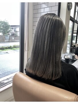 リリ(Riri) グレージュカラーのバレイヤージュ