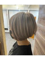 ヘアーデザインアンドボディーメイク R ミルクティーベージュショートボブ