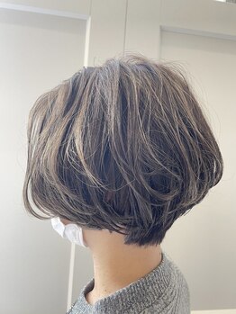 フニフニ(fni.fni)の写真/大人女性に人気のsalon◎上品に見えるハイライトで白髪を目立たなくしながらふんわりと立体的なヘアに♪