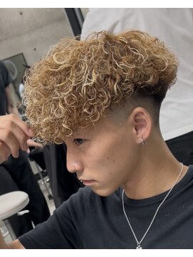 イーラ アメ村店(era) スペインカール　ツイストスパイラル眉カットメンズパーマ