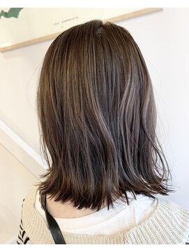 トレパルッキエーレ(tre parrucchiere) ［-tre-］ミディアムボブ×ハイライト　20代/30代/40代