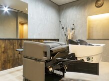 エモ(emo)の雰囲気（最新式のシャンプー台、動かずその場で）