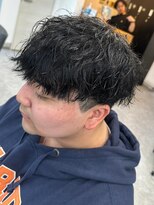 フゥ 宇都宮(FeU)&nbsp;波巻きパーマセンターパートツイストスパイラルパーマ刈り上げ