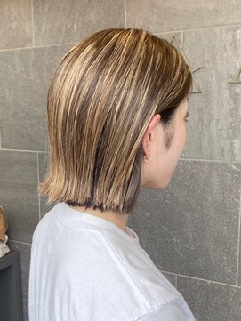 メゾン アヴァロ(Maison Avallo) ハイライトデザインの切りっぱなしボブ