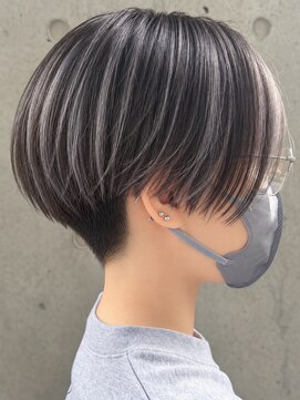 オーク 学芸大学(OAK) インナーカラー 白髪ぼかしハイライト 刈り上げハンサムショート