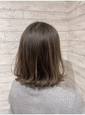 スモーキーグレージュ外はねボブ