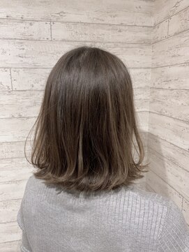 アンフィ(Amphi) スモーキーグレージュ外はねボブ