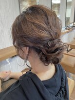 ヴィサージュクルー(VISAGE crew)&nbsp;動きのあるシニヨンセットデザイン！