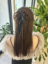 リフ(LIF by MIRROR TALK) 大人可愛い編み込みハーフアップ