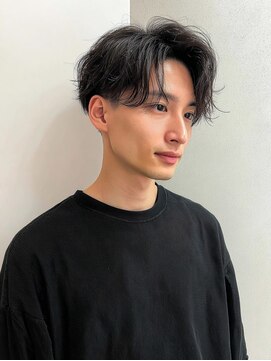 ウェルズ グランデ 奈良店(Well's GRANDE) サイド刈り上げの黒髪センターパート