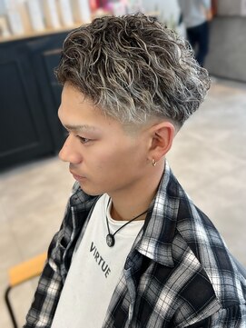 リアンバイアリュール(Lian by Allure) Lian by Allure 本厚木 小田桐 潤 ホワイトハイライトパーマ