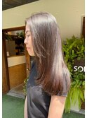 ツヤとやわらかさを纏う、大人のナチュラルロング