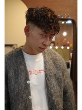 エディ(Edy) スペインカールスキンフェードブラウンカラー刈り上げ眉毛カット