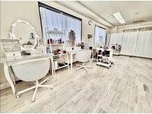 ルミエール 桜木町(Lumiere)の雰囲気（爽やかな白の広々とした店内で、お支度頂けます）