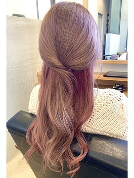 ソッカ(socca) ピンクのインナーカラーが可愛いロングスタイル