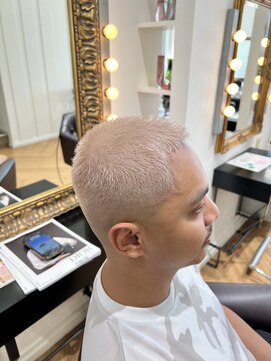 コワファースト  させぼ五番街店(COIFF1RST) BUZZカット×ホワイトベージュ☆