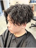 センターパートツイストスパイラルパーマメンズ波巻きパーマ