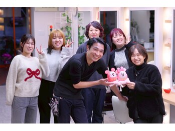 ミーナ(Mina)の写真/居心地バツグン◎スタッフ全員【美容が大好き】＆【笑顔が素敵】女性同士だから髪のお悩みも話しやすい