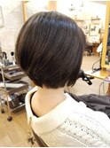 コンパクトにまとまる大人前下がりボブ