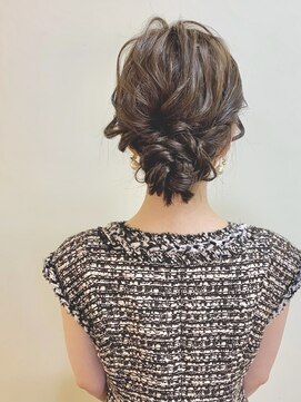 ディア(.eer) 三つ編み × 編み込み × シニヨン // 綺麗めアップスタイル