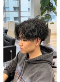 色気溢れる ''ツイスパ×センターパート''