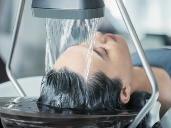 オモチ(omochi)の写真/頭浸浴との相乗効果でトリートメントがより良くなり理想の美髪を実現します♪心も髪も癒される特別な時間◎