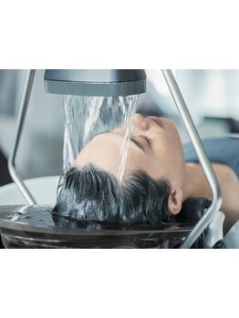 頭浸浴との相乗効果でトリートメントがより良くなり理想の美髪を実現します♪心も髪も癒される特別な時間◎