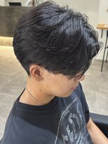 ヒュイル バイ ニアウ(Hwyl by Niau) メンズセンターパートニュアンスパーマ刈り上げショートカット