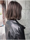 アッシュグレー_エアリーミディ 黒髪 ホワイトアッシュ