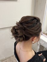 ルナクレセント (Luna crescent)&nbsp;緩やかなウェーブのアップスタイル