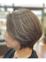 ウィズヘアー(With hair)&nbsp;大人ショート白髪ぼかしハイライト丸みくびれショート